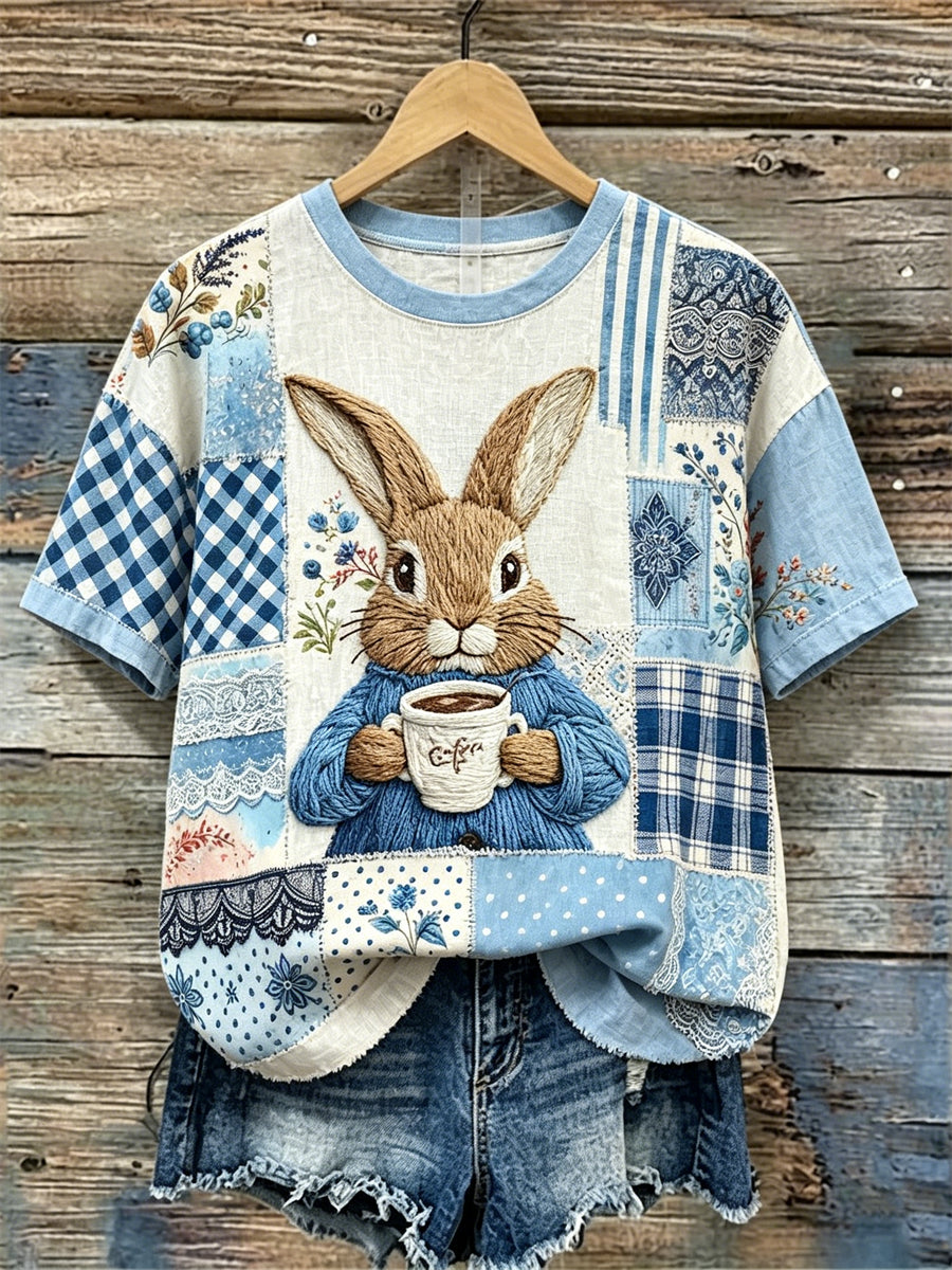 Dammens kanin med kaffe, kollektiskt blommigt stugtryck, linne t-shirt med korta ärmarna