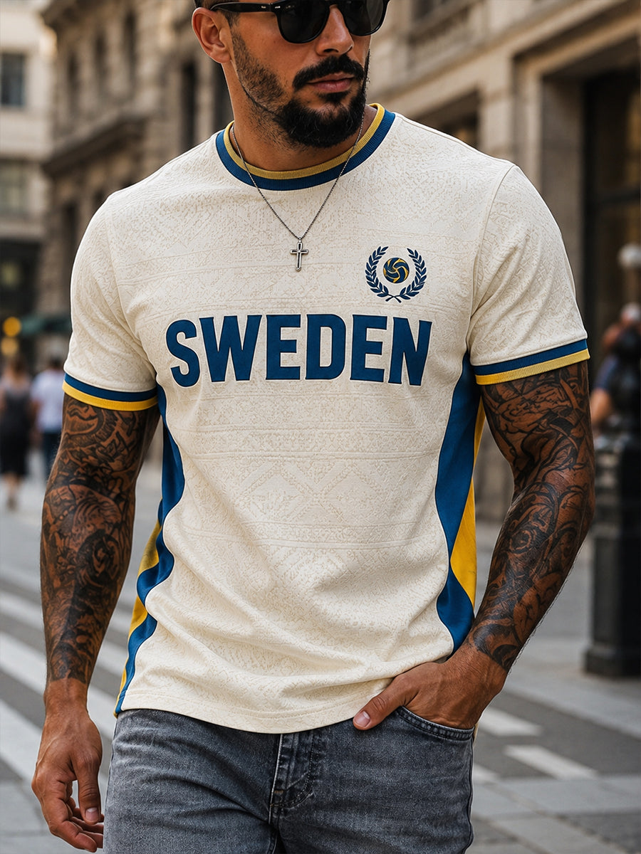 Retro svensk fotbollssupporter som hejar konsttryck avslappnad t-shirt