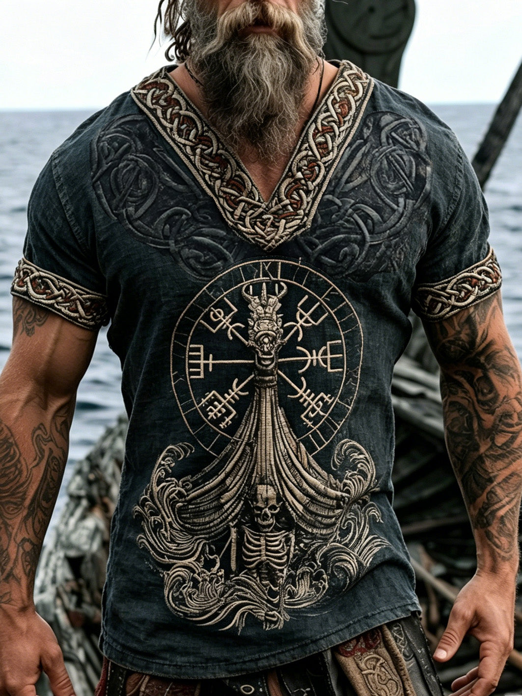 Herrlig t-shirt i retrovikingastil med piratskallsmönster, tillverkad av bomull och linne