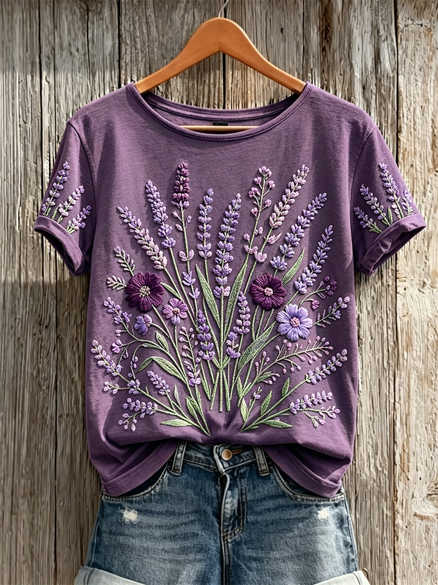 Damernas klassiska lila t-shirt med blommönster och långsömmig text förmedlar medvetenhet