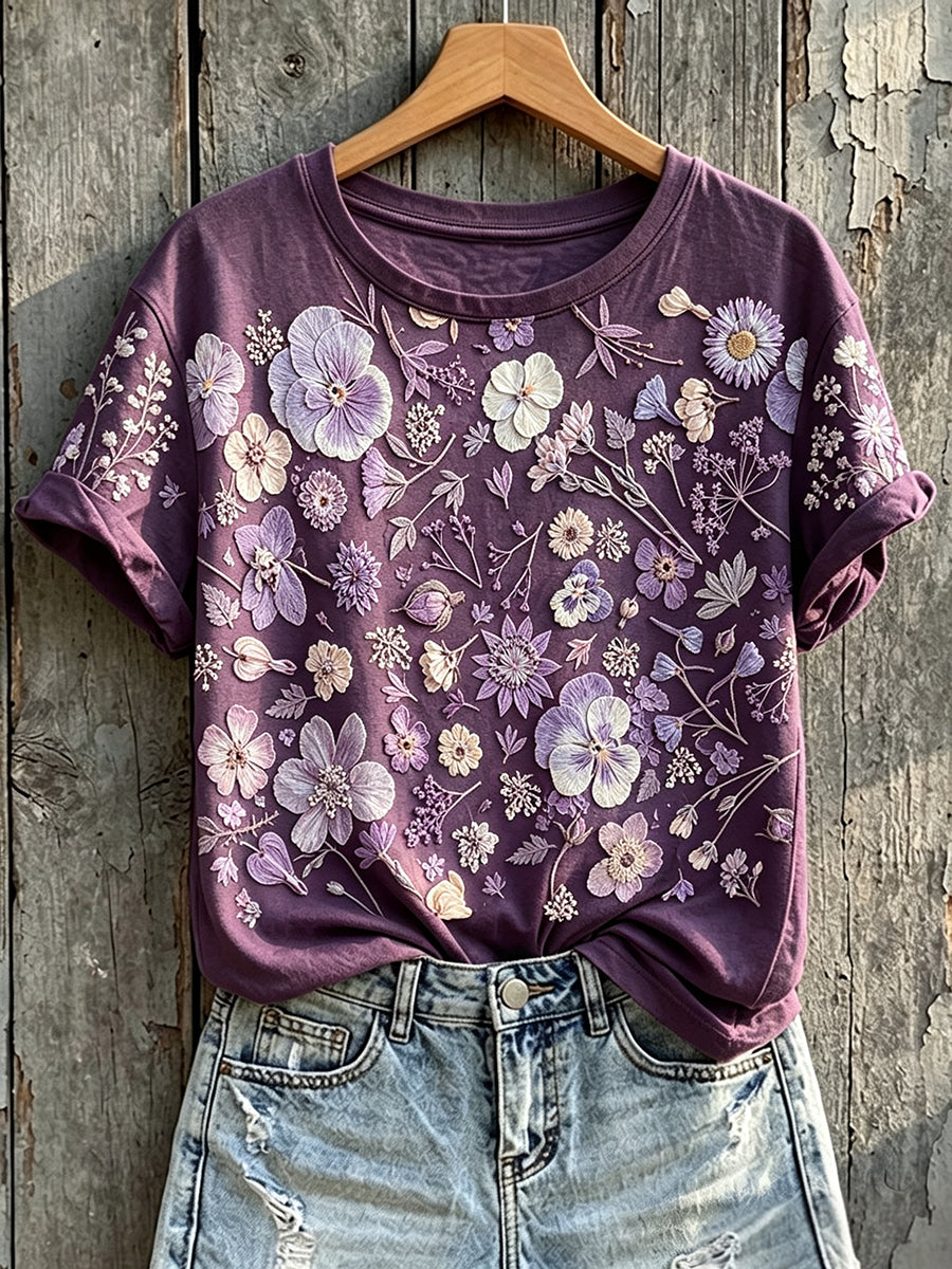 Damernas klassiska lila t-shirt med blommönster och långsömmig text förmedlar medvetenhet