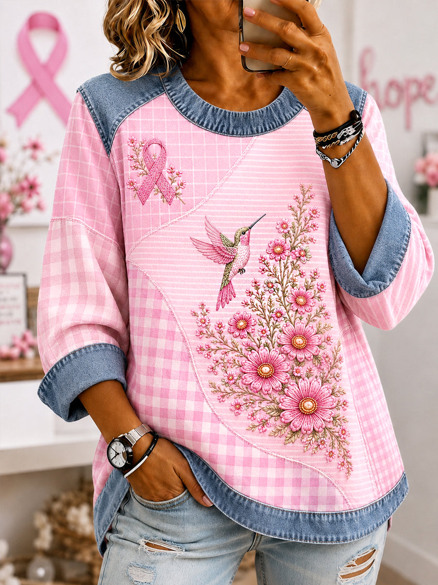 Dammuddning i jeansstil med rosa blommönster och kolibribild till stöd för bröstcancermedvetenhet