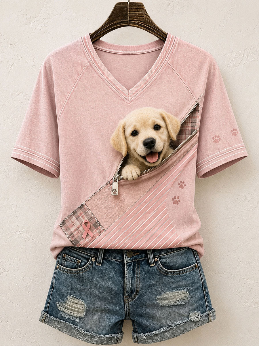 Kvinnlig söt t-shirt i patchwork med guld retriever-mönster och konstverk