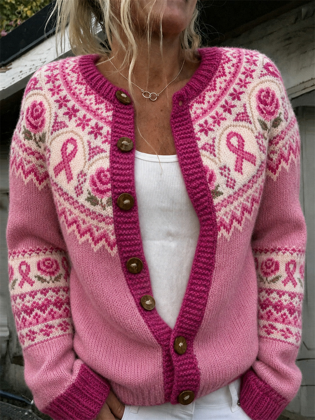 Damjacka i stickat, avslappnad stil, med tryckt mönster med rosa blommor och rosa välgörenhetsband