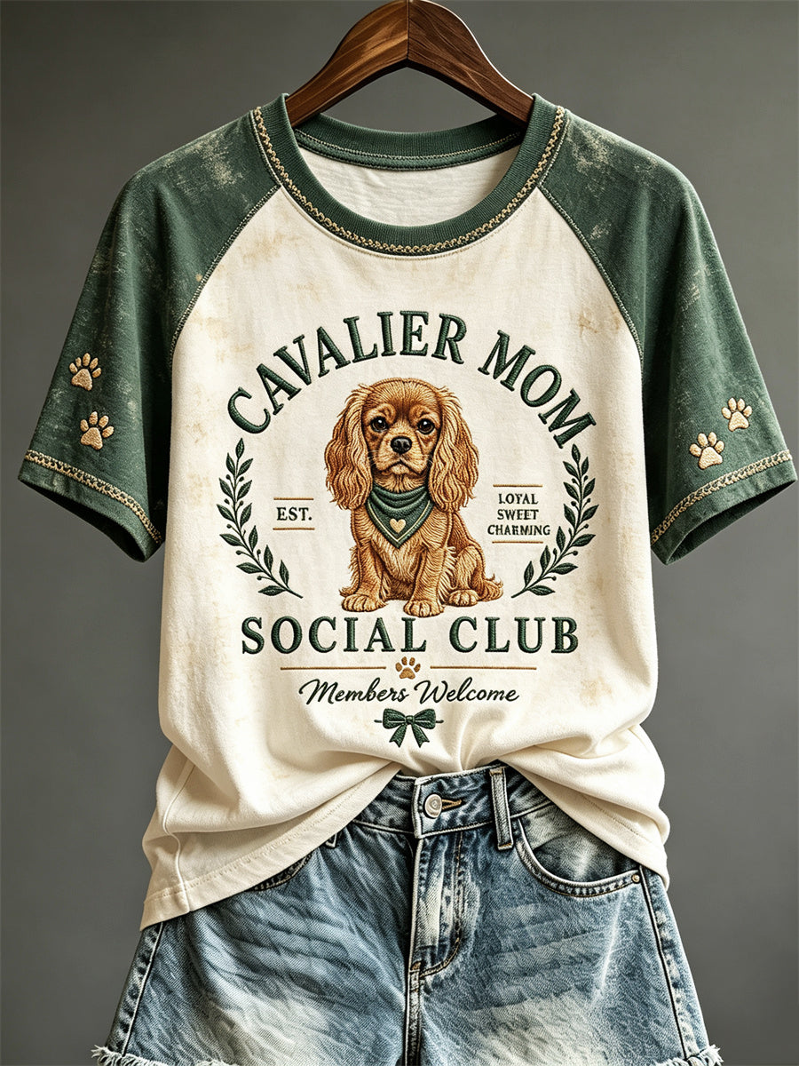 Kvinnors Vintage Cavalier Mom Social Club Print Raglan kort ärm T-shirt