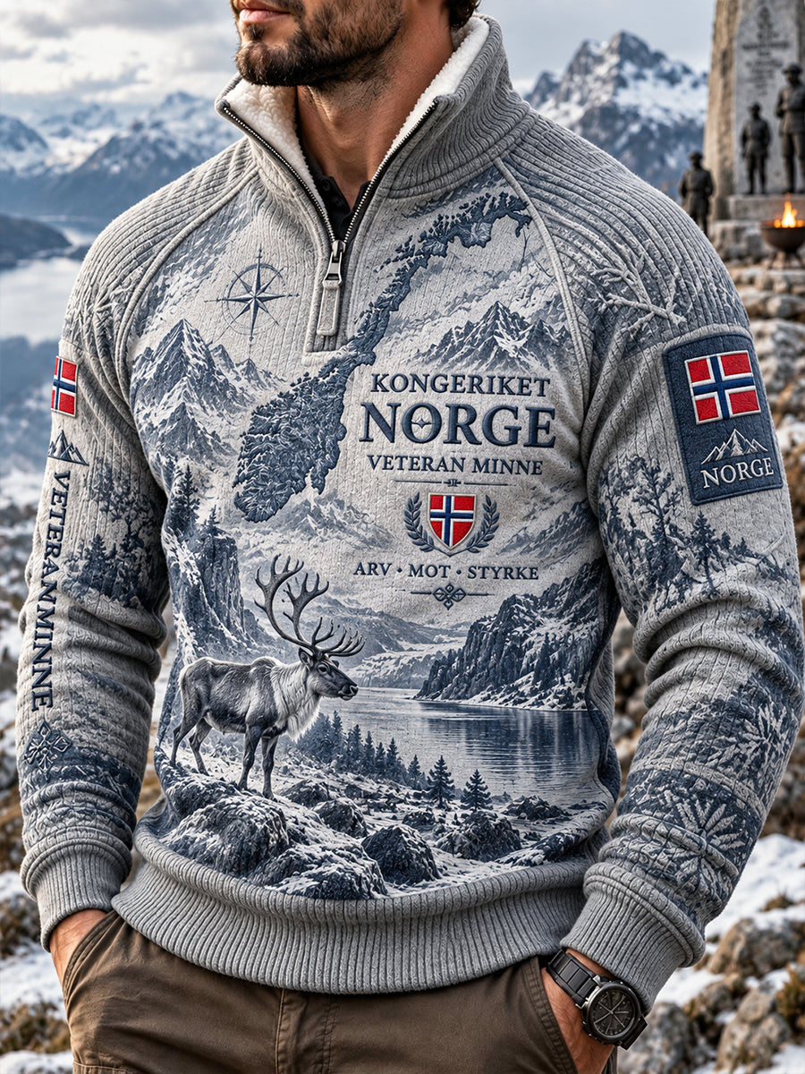 Herrtröja i stickat material med militärinspirerad kamouflagemönstrad design och hög krage