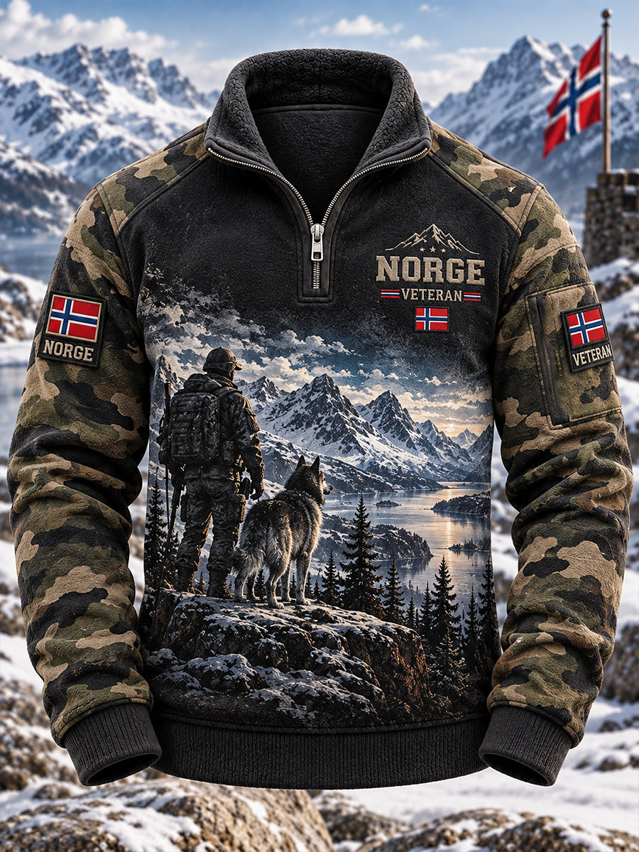 Herrtröja med fleecefoder, hög krage, militär kamouflagemönster och minnesgrafik