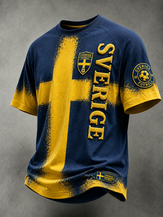Retro svensk fotbollslandslagsflagga med emblem och t-shirt i vikingastil med korta ärmarna