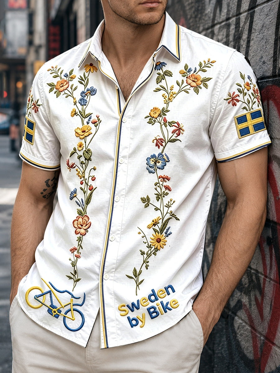 Vit, avslappnad herrskjorta med korta ärmar, svensk cykel- och blommamönstrad design