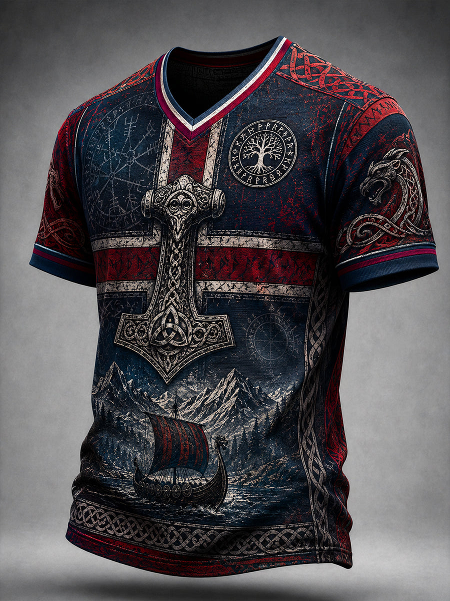 Vintagestil, antikt utslitet fotbollsporträtt med Norge 2026, avslappnad t-shirt med v-ringning