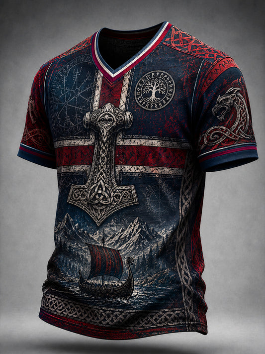 Vintagestil, antikt utslitet fotbollsporträtt med Norge 2026, avslappnad t-shirt med v-ringning