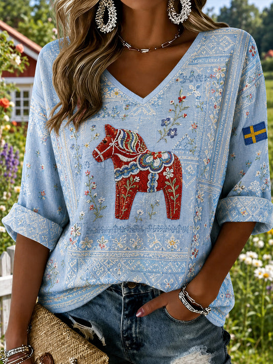 Dammens midsommartröja med blommönster och v-ringning