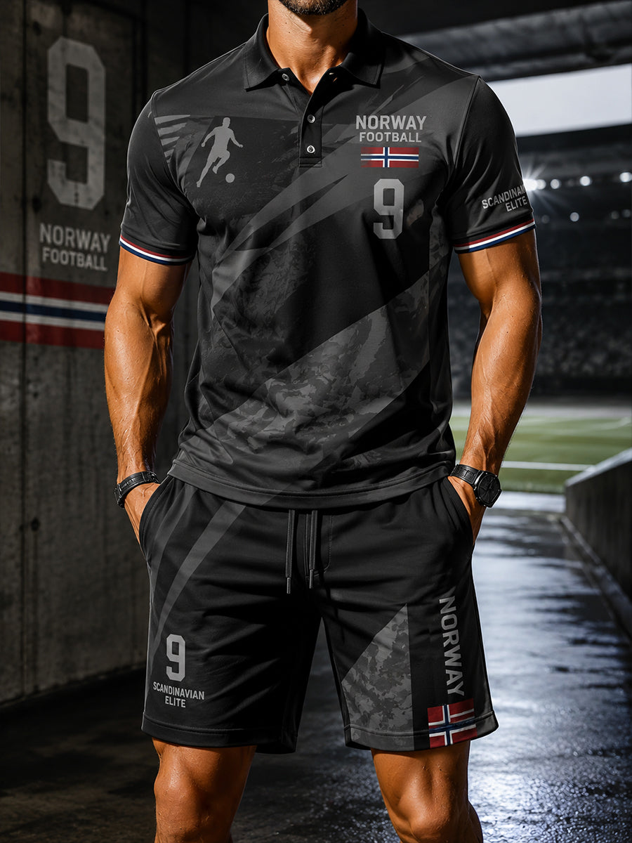 Herrset med piké och shorts i kortärmad modell, med fotbollsmotiv