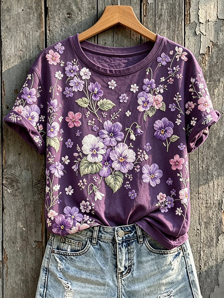 Damernas klassiska lila t-shirt med blommönster och långsömmig text förmedlar medvetenhet