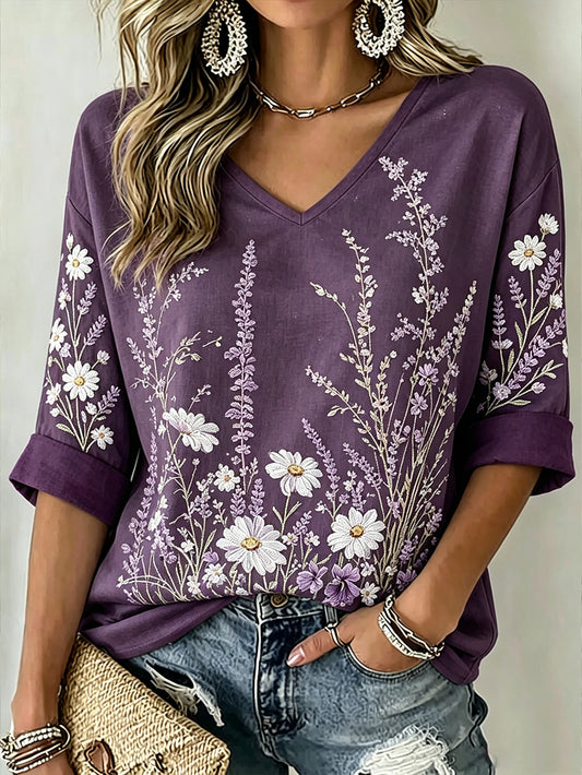 Dammagisk lila t-shirt med tryckt växt- och blommönster, avslappnad modell med halvlånga ärmar och v-ringning