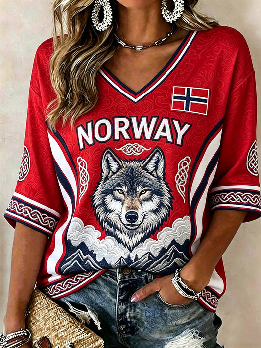 Damtröja i norsk vikingstil med varg, skogslandskap och keltiskt knutmönster – tryckt middlångärmad t-shirt med V-ringning