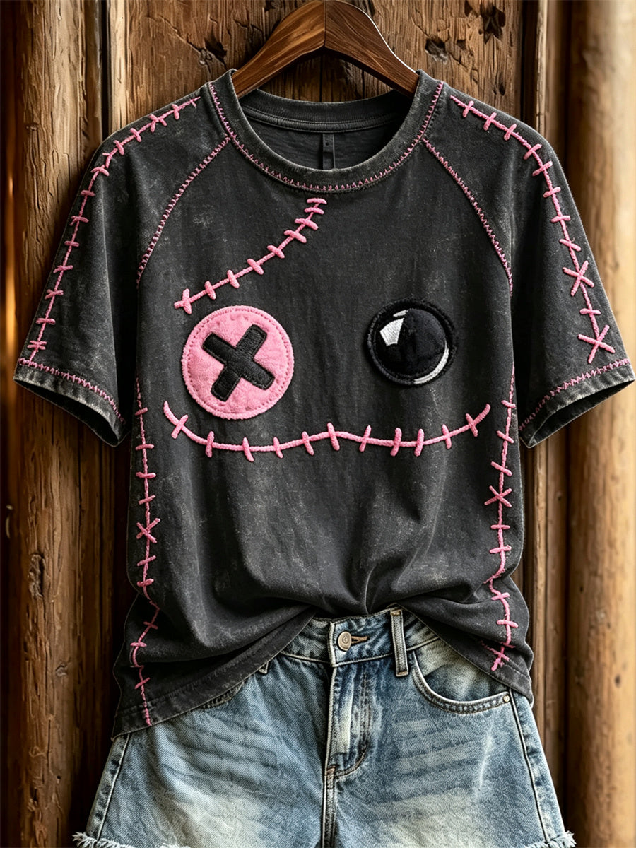 Kvinnors Pink Stitches Monster Face Skriv ut kort ärm T-shirt