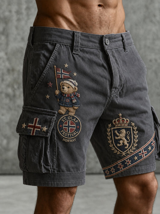Mans kortbyxor i norskt stil med konsttryck med kulturella inslag från Sankt Olavs-dagen