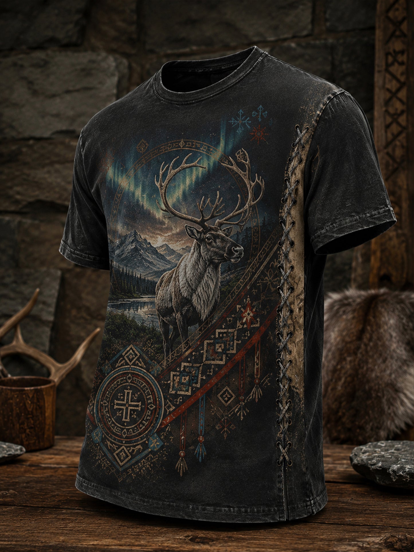 Kulturmönstrad konsttryck på herr-T-shirt med kort ärm, norska samiska inslag