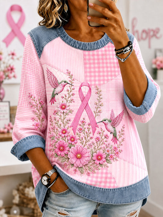 Dammuddning i jeansstil med rosa blommönster och kolibribild till stöd för bröstcancermedvetenhet