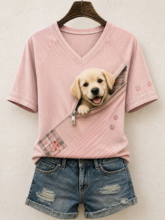 Kvinnlig söt t-shirt i patchwork med guld retriever-mönster och konstverk