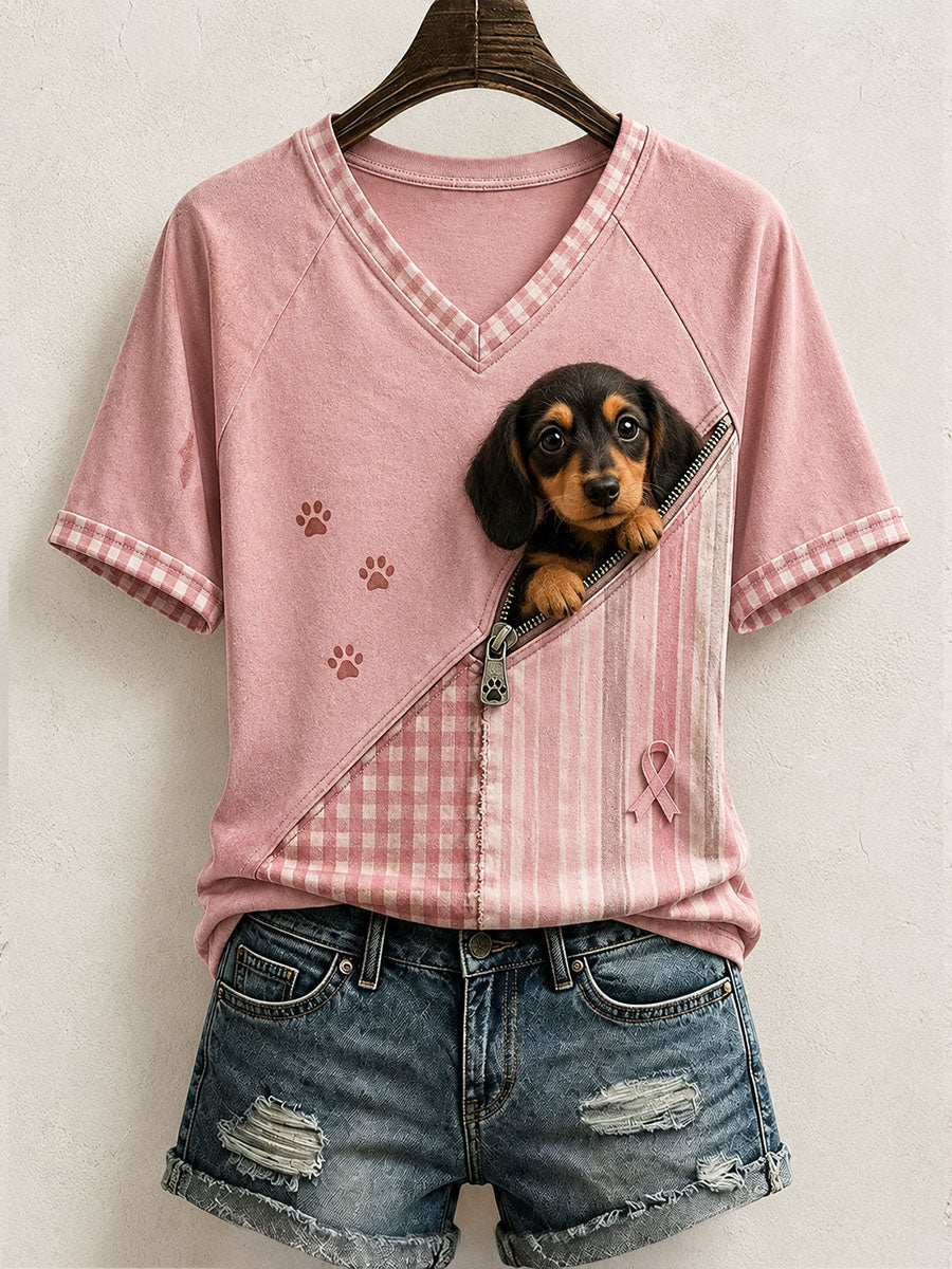 Kvinnlig söt t-shirt i patchwork med dachshundmönster och konstverk