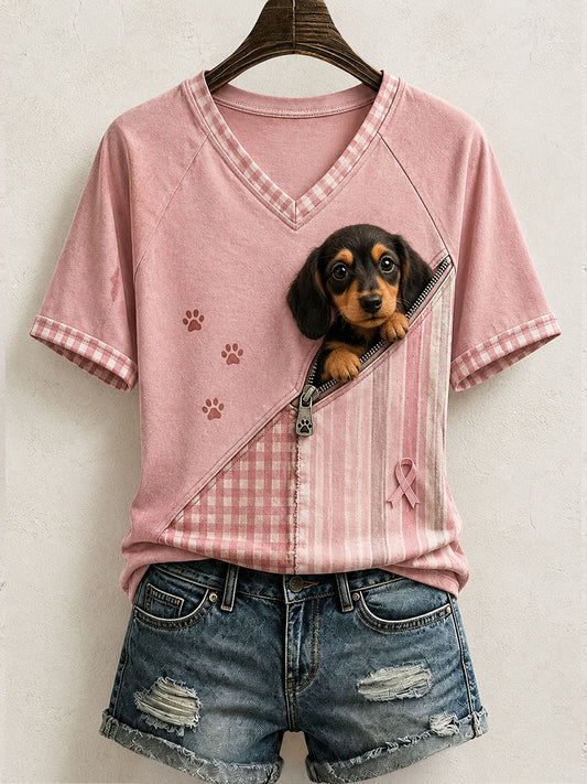 Kvinnlig söt t-shirt i patchwork med dachshundmönster och konstverk