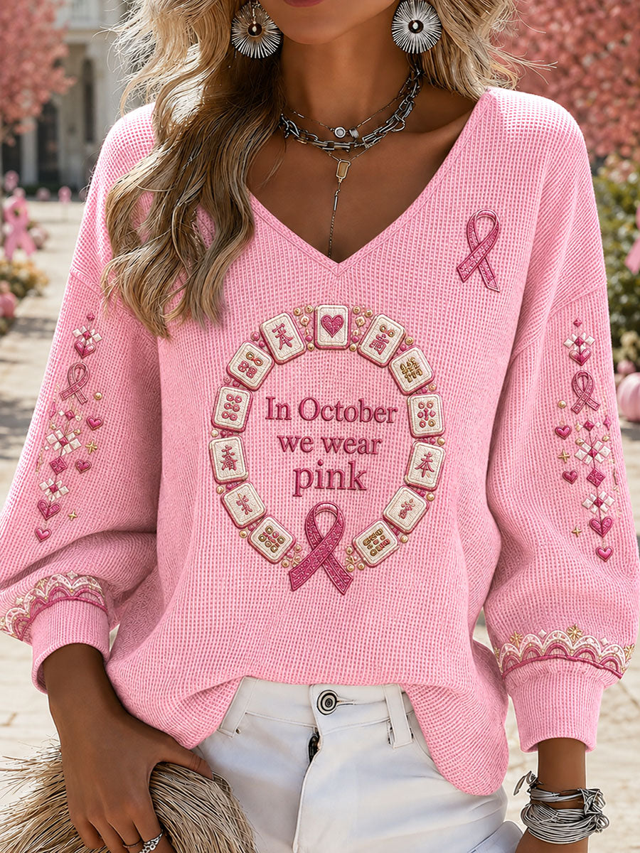 Kvinnliga vajktröjor med texten ”I oktober bär vi rosa” och V-ringning