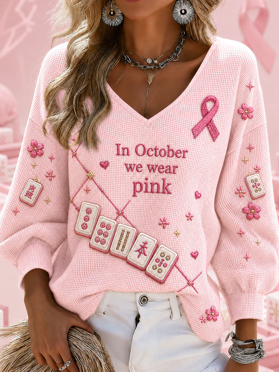Kvinnliga vajktröjor med texten ”I oktober bär vi rosa” och V-ringning