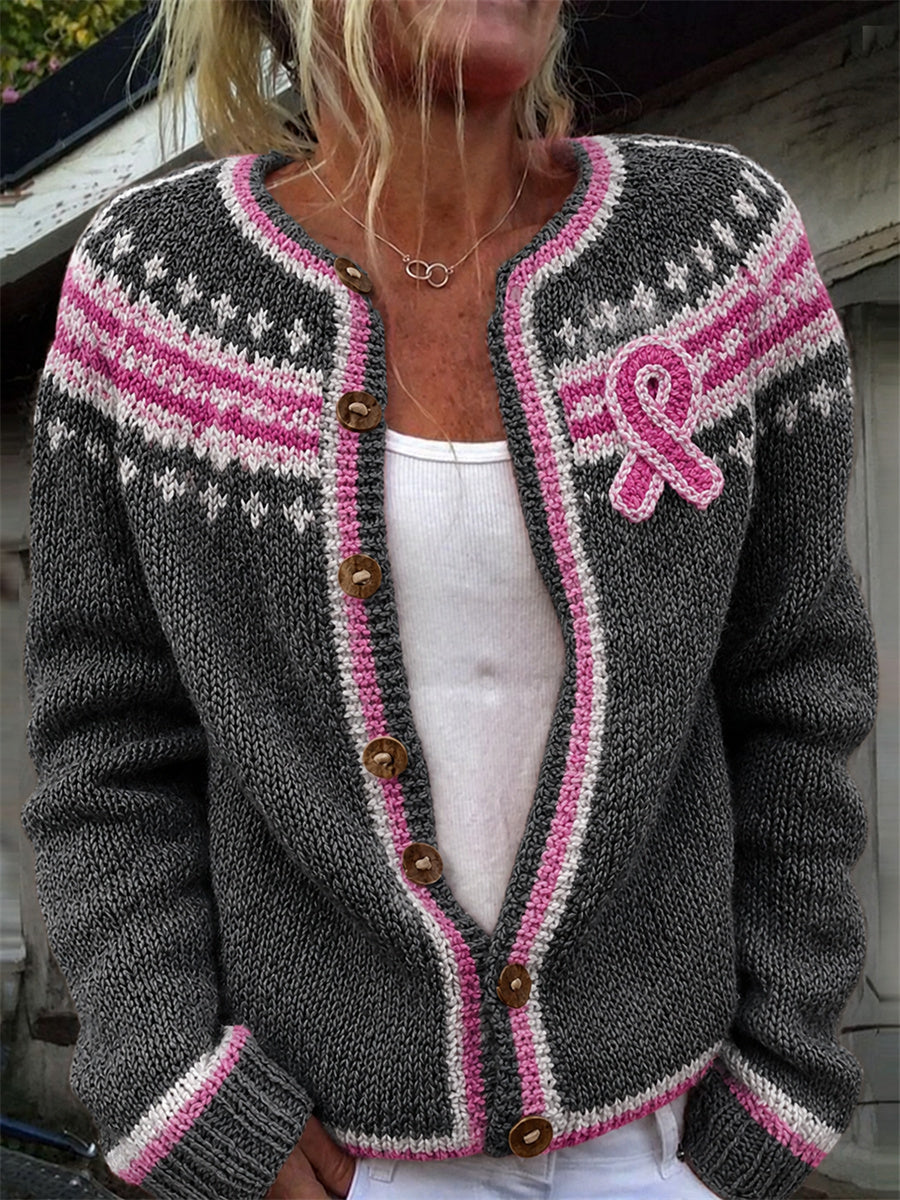 Kvinnlig mysig kofta med rosa band och tryck som höjer medvetenheten om bröstcancer
