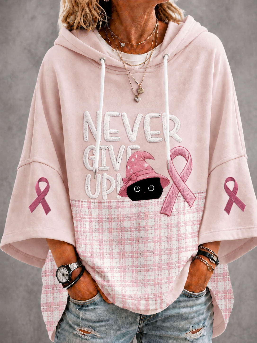 Kvinnlig tröja med korta ärmar och huva mot bröstcancer