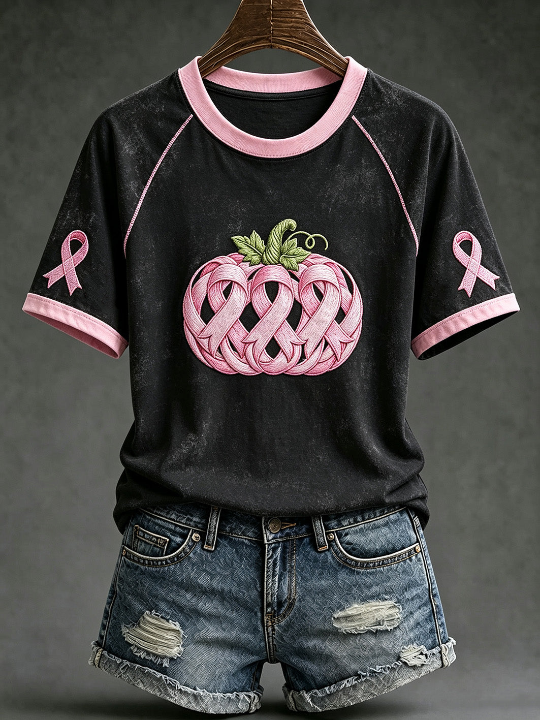 Kvinnlig t-shirt i vardagsstil med tryckt mönster på bröstcancermotiv och korta ärmar