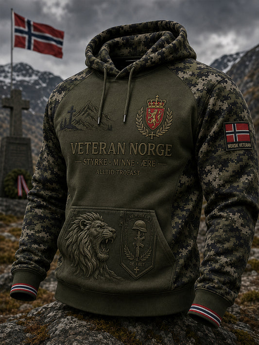 Herrtröja med lång ärm och huva, i vintagemönster med kamouflage och militärt minnesmärke