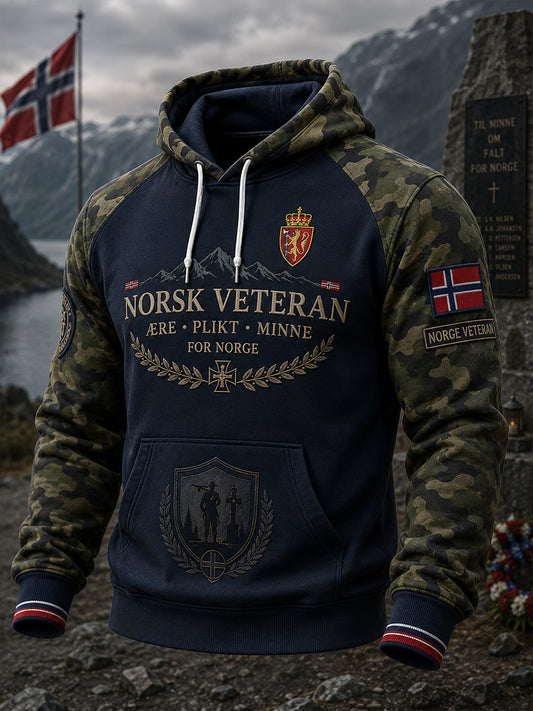 Herrtröja med lång ärm och huva, i vintagemönster med kamouflage och militärt minnesmärke