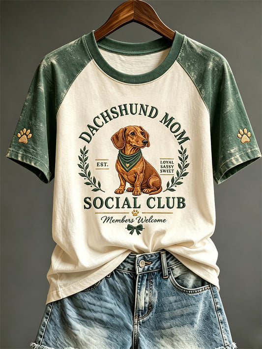 Kvinnors Vintage Dachhundd Mom Social Club Print Raglan kort ärm T-shirt