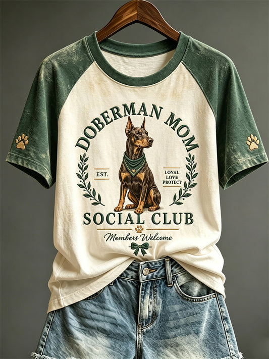 Kvinnors Vintage Doberman Mom Social Club Print Raglan kort ärm T-shirt