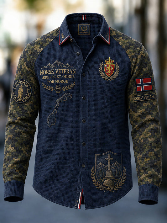 Mansvintagetröja i waffelmönster med kamouflage- och militärinspirerad grafik, långärmad