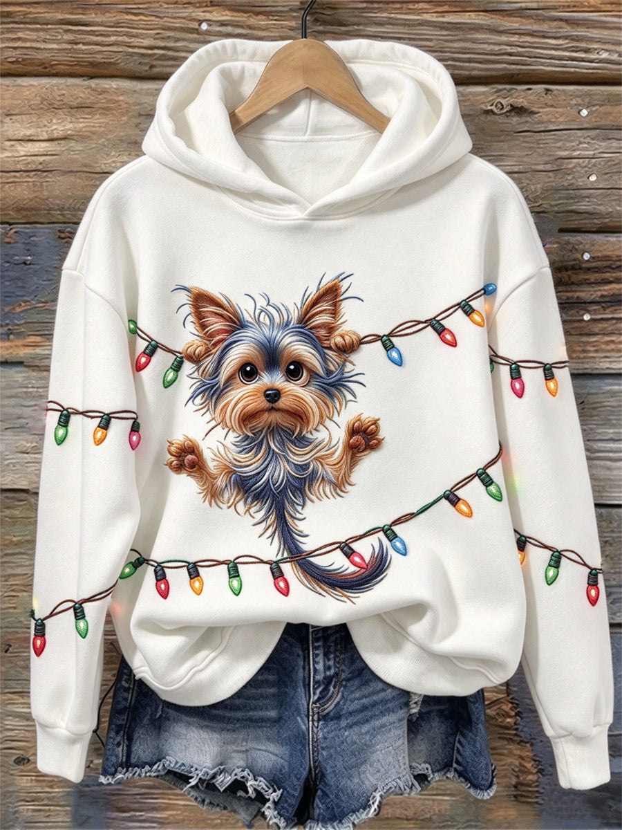 Kvinnlig rolig hängande yorkiehund julbelysning tryckt hoodie