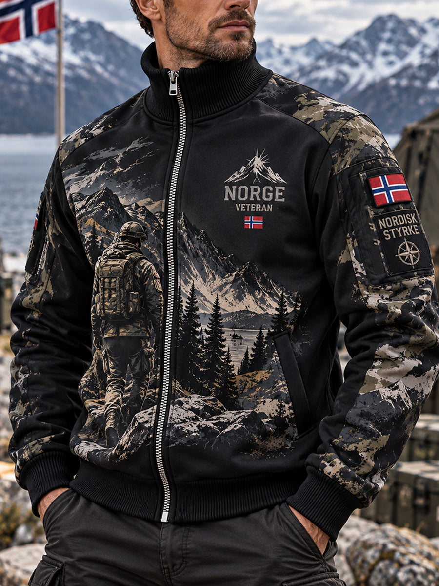Herrjacka med hög krage och tryck med militärt tema för veteraner